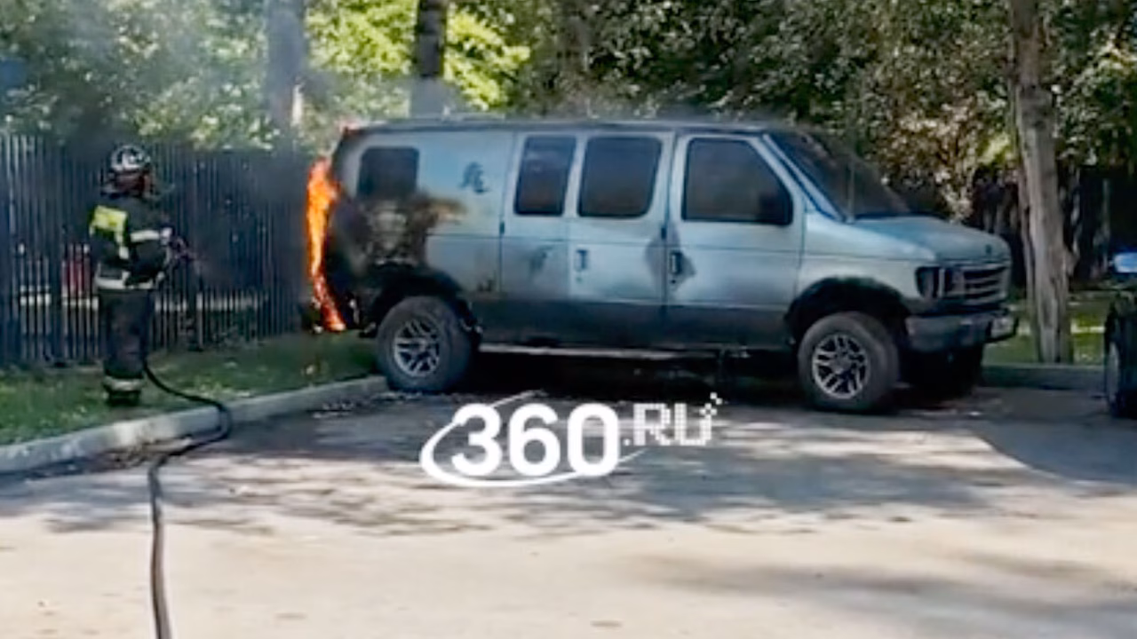 Автомобиль загорелся у поликлиники в Москве