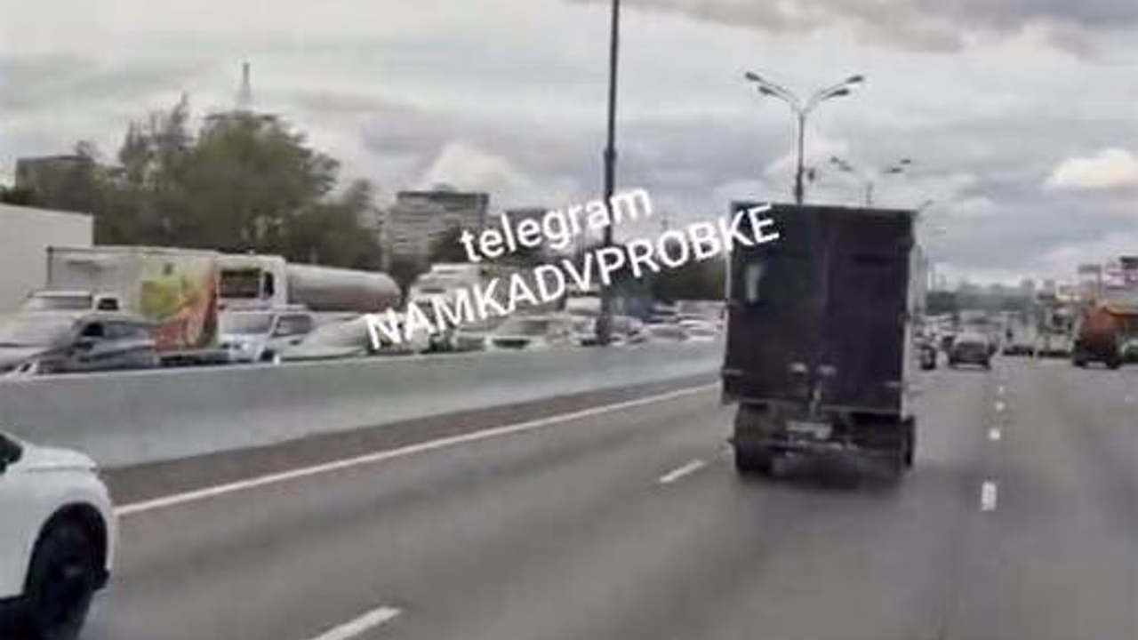 На МКАД два ДТП заблокировали проезд и попали на видео