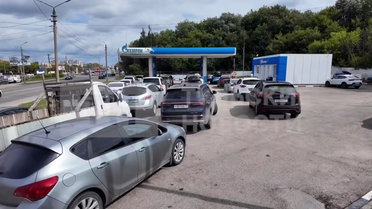 В Тульской области длинные очереди на заправках из-за дефицита бензина