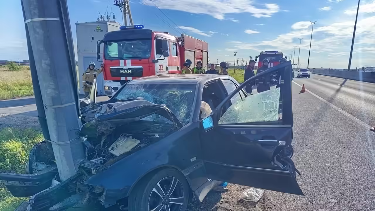 Mercedes влетел в столб на дороге в Ленобласти