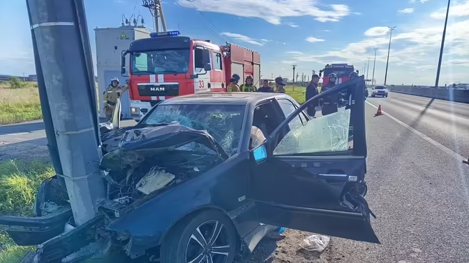 Mercedes влетел в столб на дороге в Ленобласти