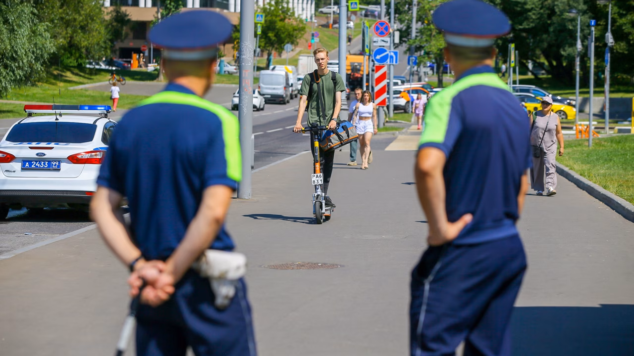 В Ростове молодежь устроила дискотеку на крыше ехавшего грузовика