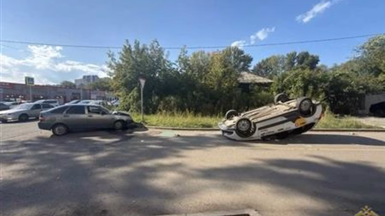 В Самаре в ДТП перевернулся автомобиль такси