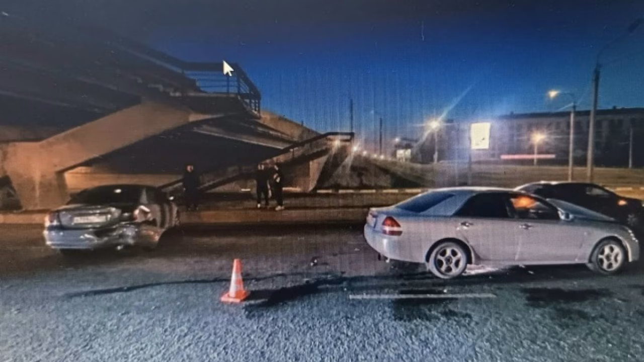 Под виадуком у омского Телецентра столкнулись Toyota Mark II и Toyota Avensis