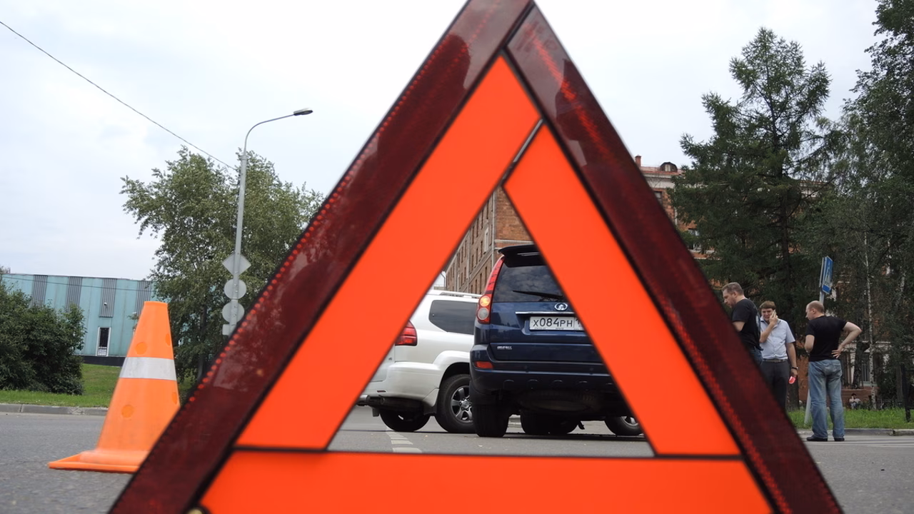 В Петрозаводске автомобиль вылетел на тротуар с пешеходами