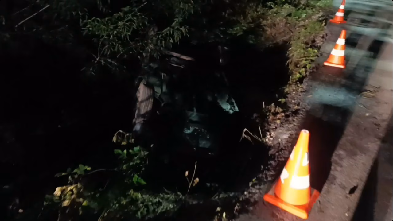Автомобиль упал в болото в Володарском округе