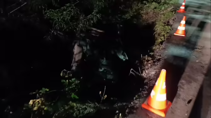 Автомобиль упал в болото в Володарском округе