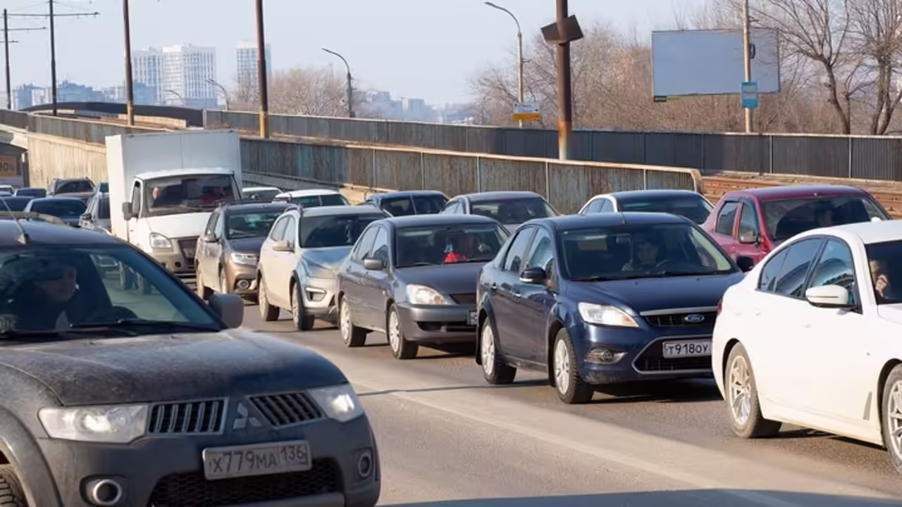 В Орловской области начали штрафовать за телефон за рулём
