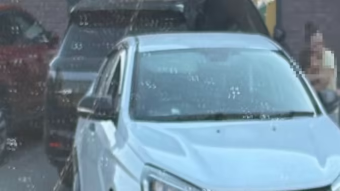 Припаркованная "Лада" с ребёнком врезалась в другую машину в Воронеже
