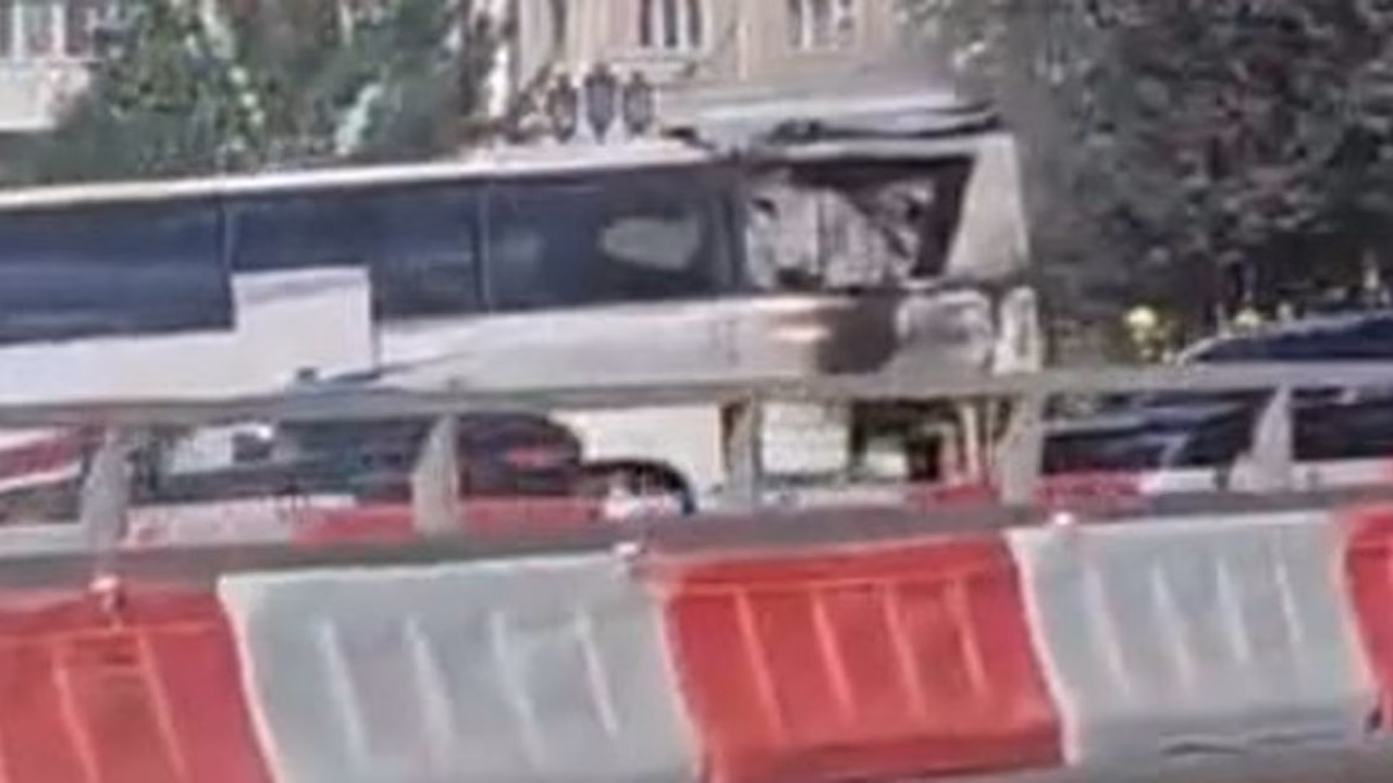 Туристический автобус загорелся на Липецкой улице в районе МКАД