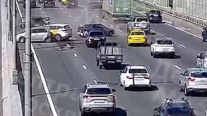 В Москве на видео попал момент аварии на МКАД