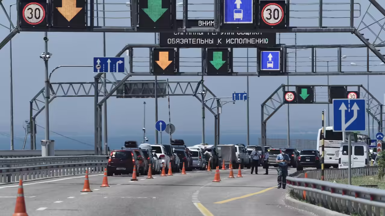 На Крымском мосту приостановили движение автомобилей