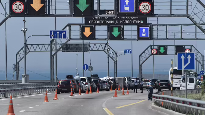 На Крымском мосту приостановили движение автомобилей