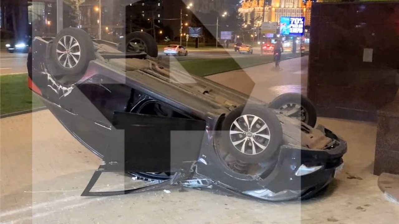 Автомобиль перевернулся на крышу в Москве