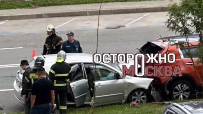 В Химках Toyota с двумя детьми врезалась в припаркованные машины