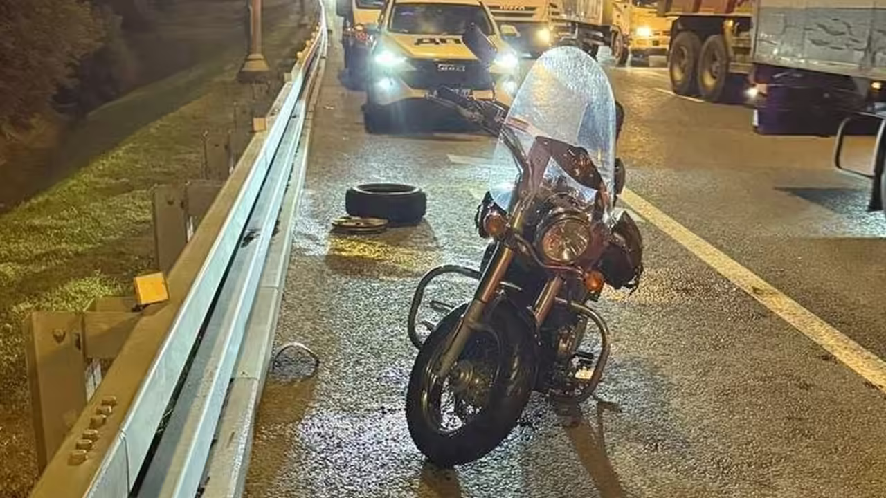 В Москве на МКАД отлетевшее от автомобиля колесо сбило мотоциклиста