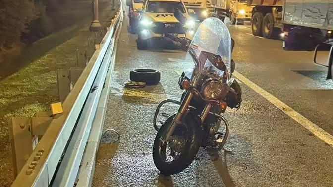 В Москве на МКАД отлетевшее от автомобиля колесо сбило мотоциклиста