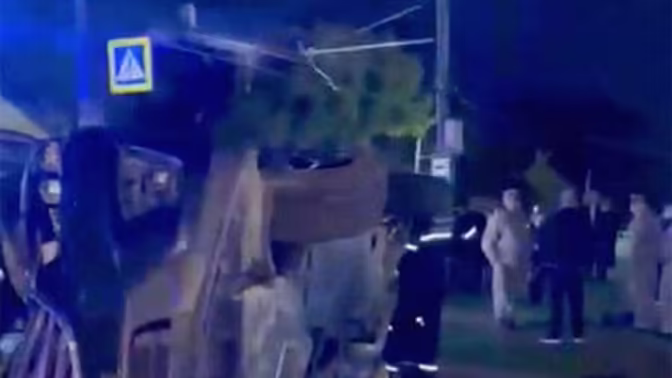 В Нижнем Новгороде автомобиль врезался в остановку, погибла женщина