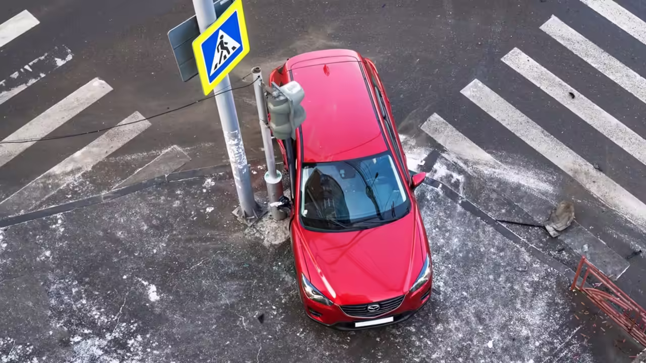Автомобиль врезался в остановку в Нижнем Новгороде, один человек погиб