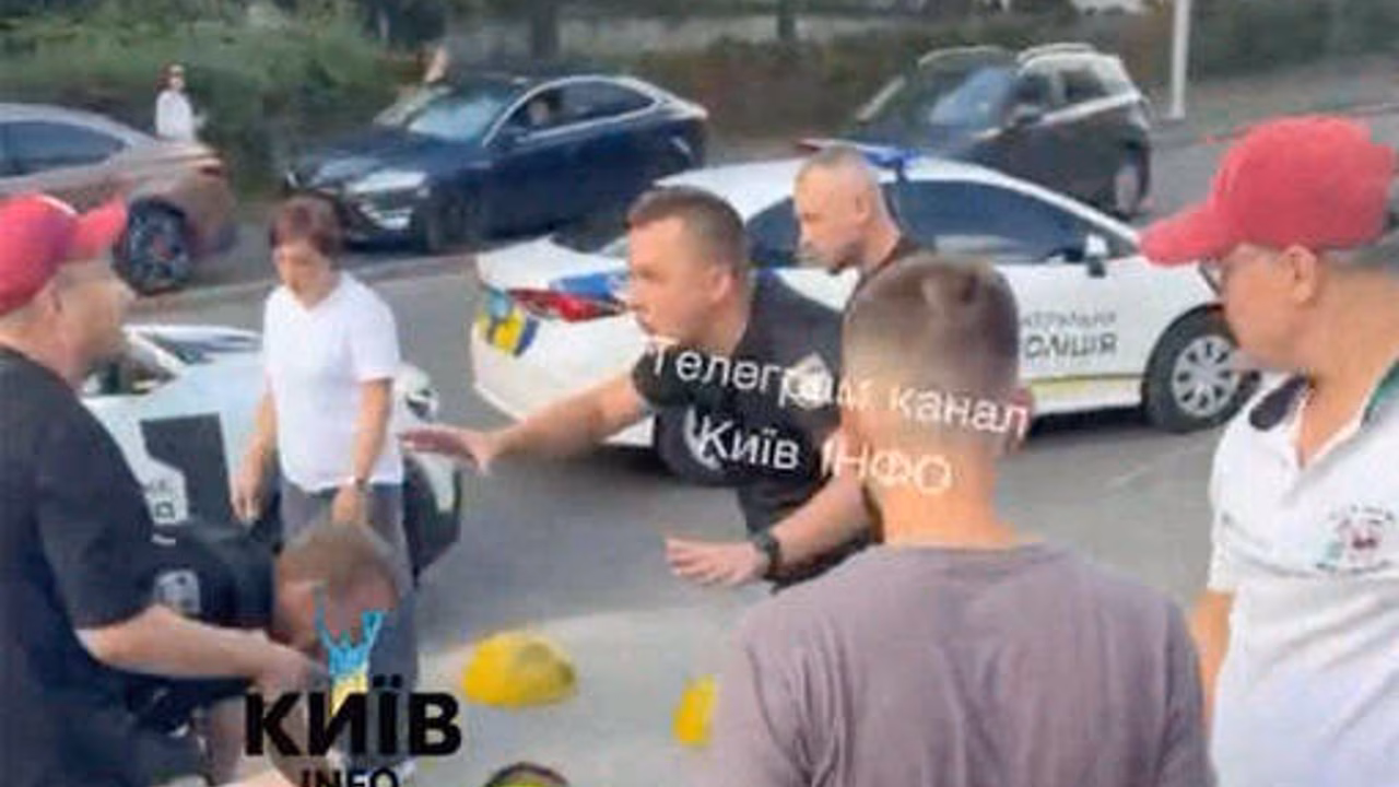 В Киеве полицейские подрались с ветераном ВСУ, нарушившим ПДД