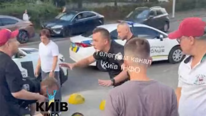 В Киеве полицейские подрались с ветераном ВСУ, нарушившим ПДД