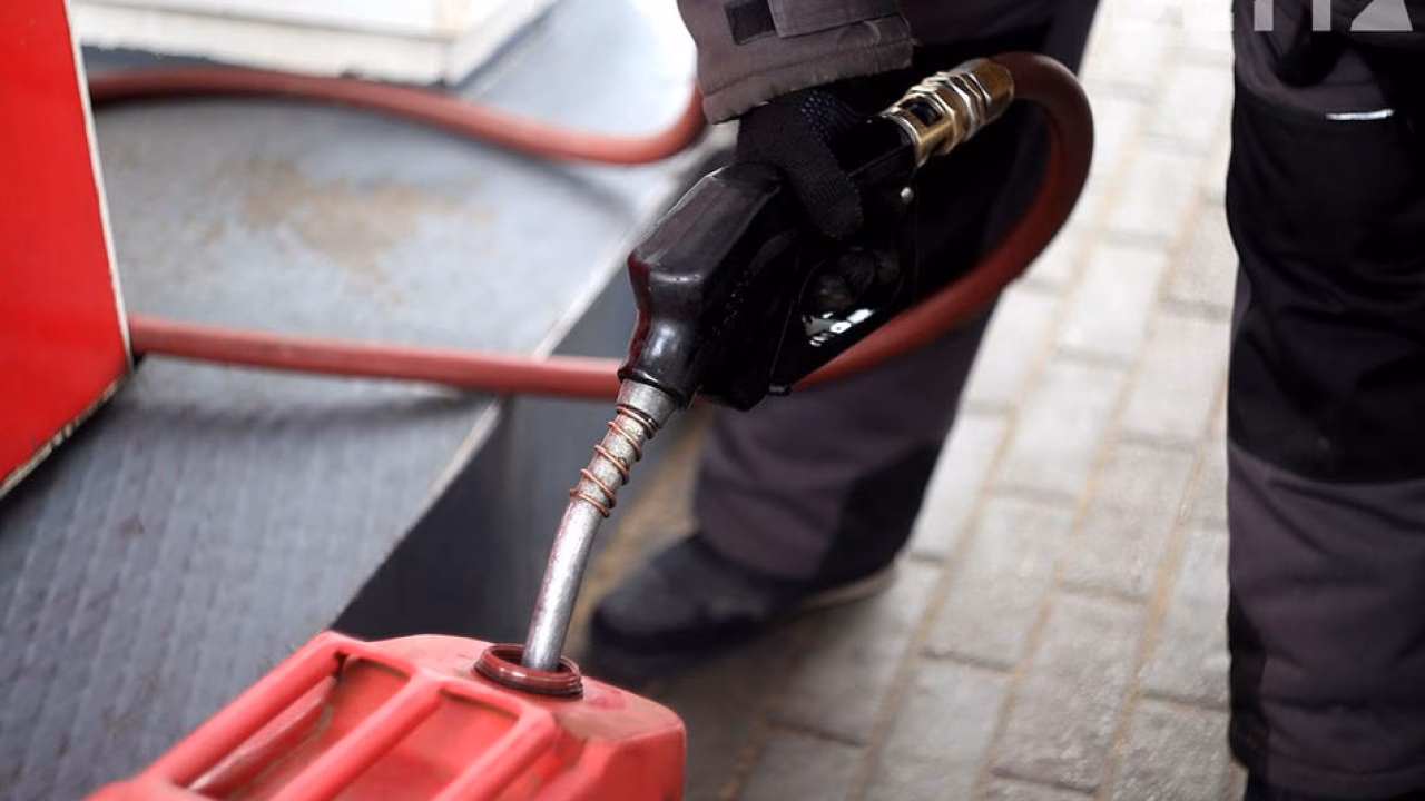 Автомобилистам рекомендуют использовать метод «1+1» из-за дефицита бензина