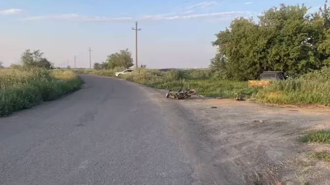 В Оренбургском районе мотоциклист без водительских прав столкнулся с «Нивой»