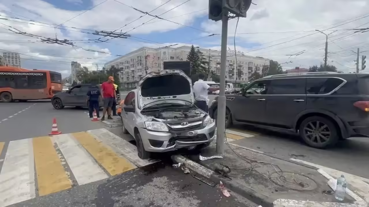 Двое пострадавших в ДТП на Ленинградской площади в Омске все еще в больнице