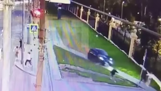 На видео попал момент наезда автомобиля на остановку с людьми в Нижнем Новгороде