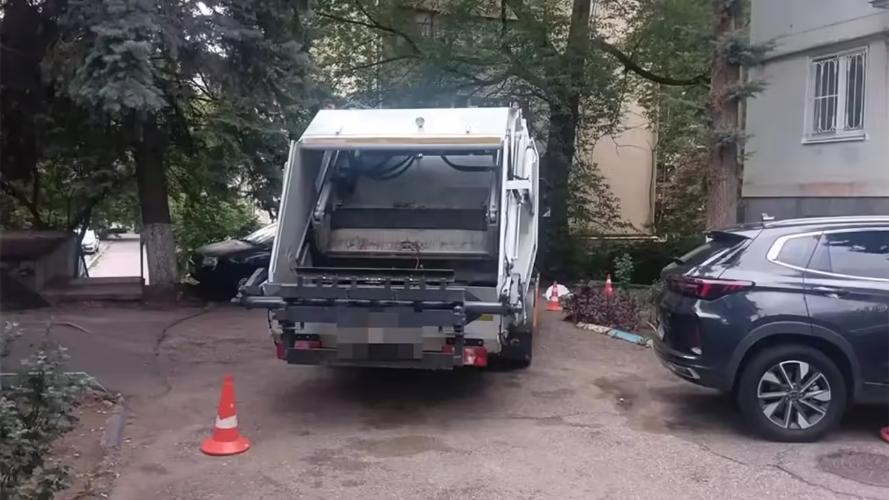 В Кисловодске мусоровоз насмерть задавил человека во дворе жилого дома