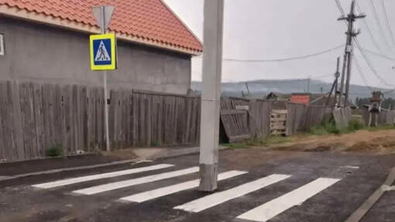 В Бурятии дорожные службы после ремонта оставили столб посреди дороги