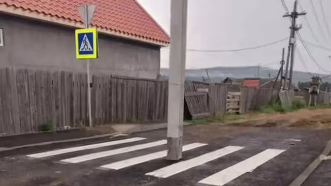 В Бурятии дорожные службы после ремонта оставили столб посреди дороги