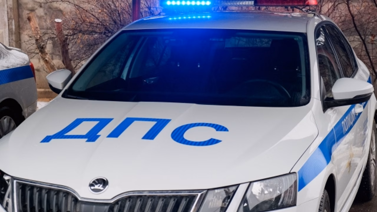 В Волгоградской области мотоциклист без прав врезался в «Киа Рио»