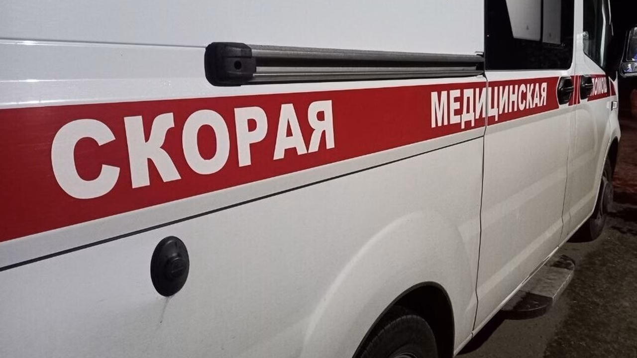 «Газель» опрокинулась на «БМВ» на севере Москвы