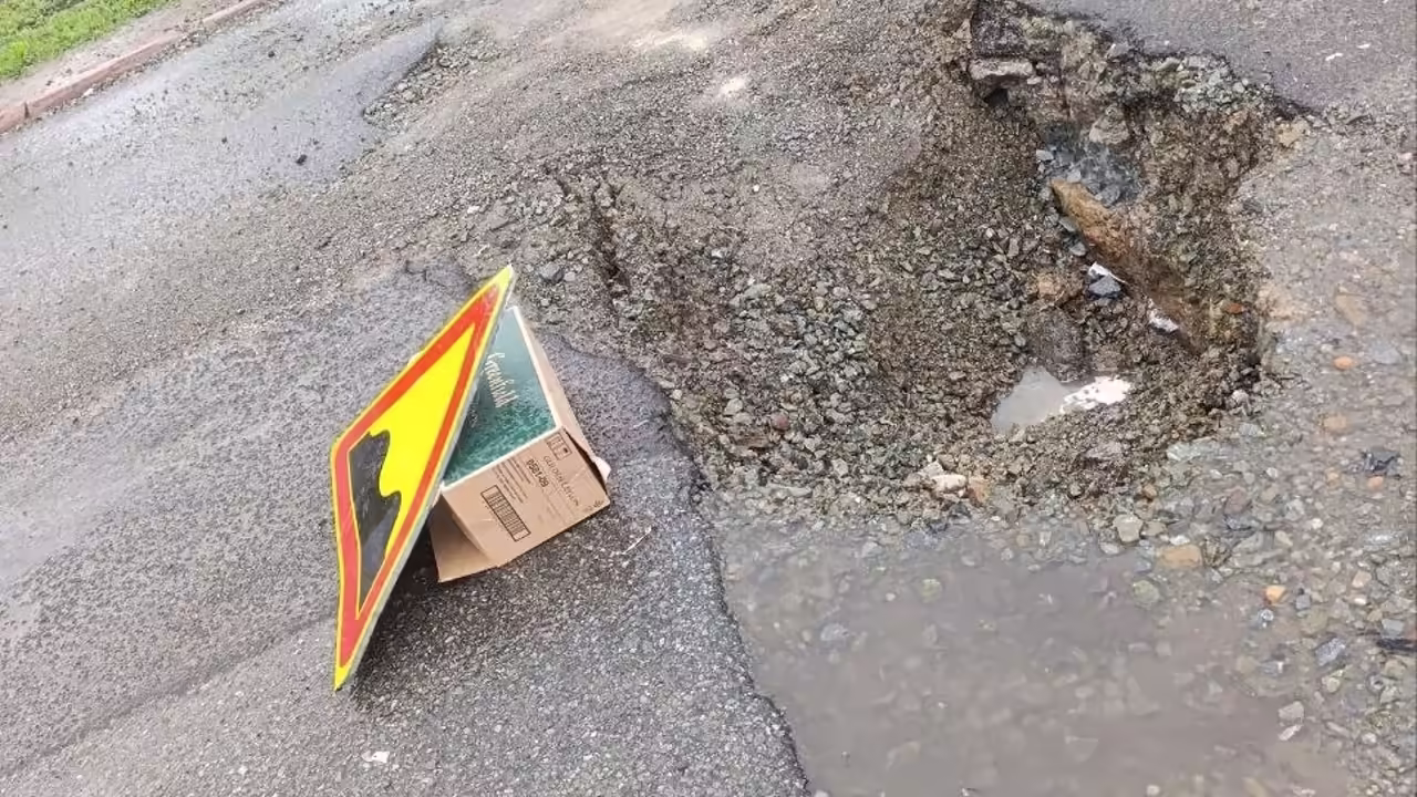 В Кемерове после дождя на улице образовалась глубокая яма
