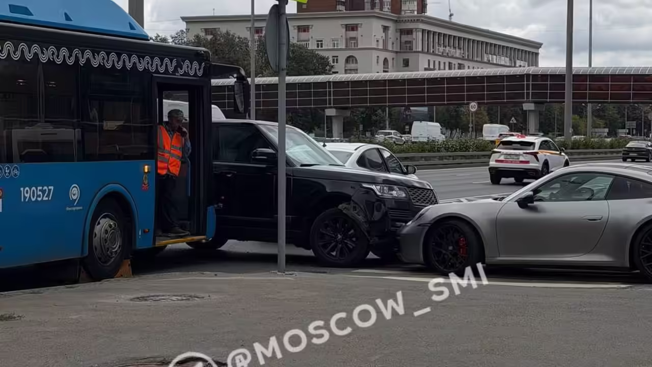 В Москве произошла массовая авария с участием трех легковушек и автобуса