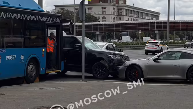 В Москве произошла массовая авария с участием трех легковушек и автобуса