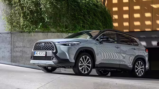 Toyota Corolla Cross: обзор компактного кроссовера — характеристики, комплектация