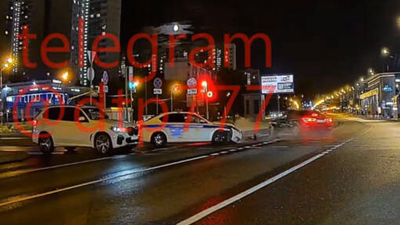 В Москве экипаж ДПС врезался в легковушку на перекрестке у метро "Юго-Западная"