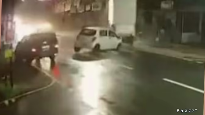 Лобовое столкновение автомобилей сняли на видео в Индии