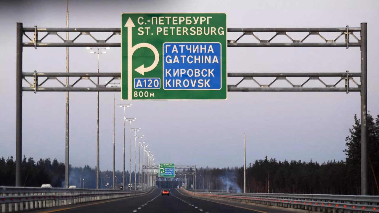 На трассе М-11 в сторону Москвы перекрыли движение из-за опрокидывания фуры