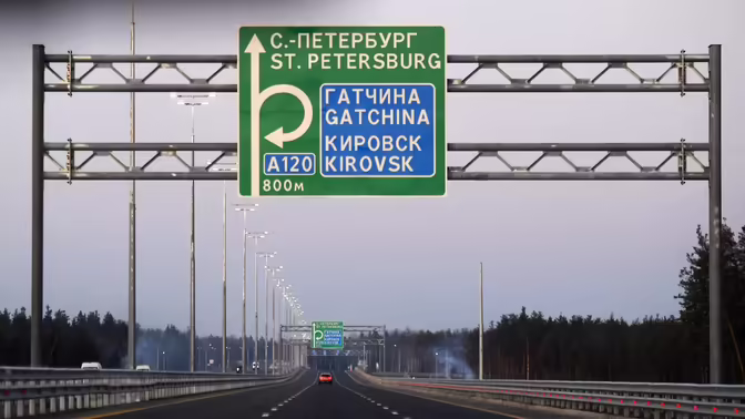 На трассе М-11 в сторону Москвы перекрыли движение из-за опрокидывания фуры