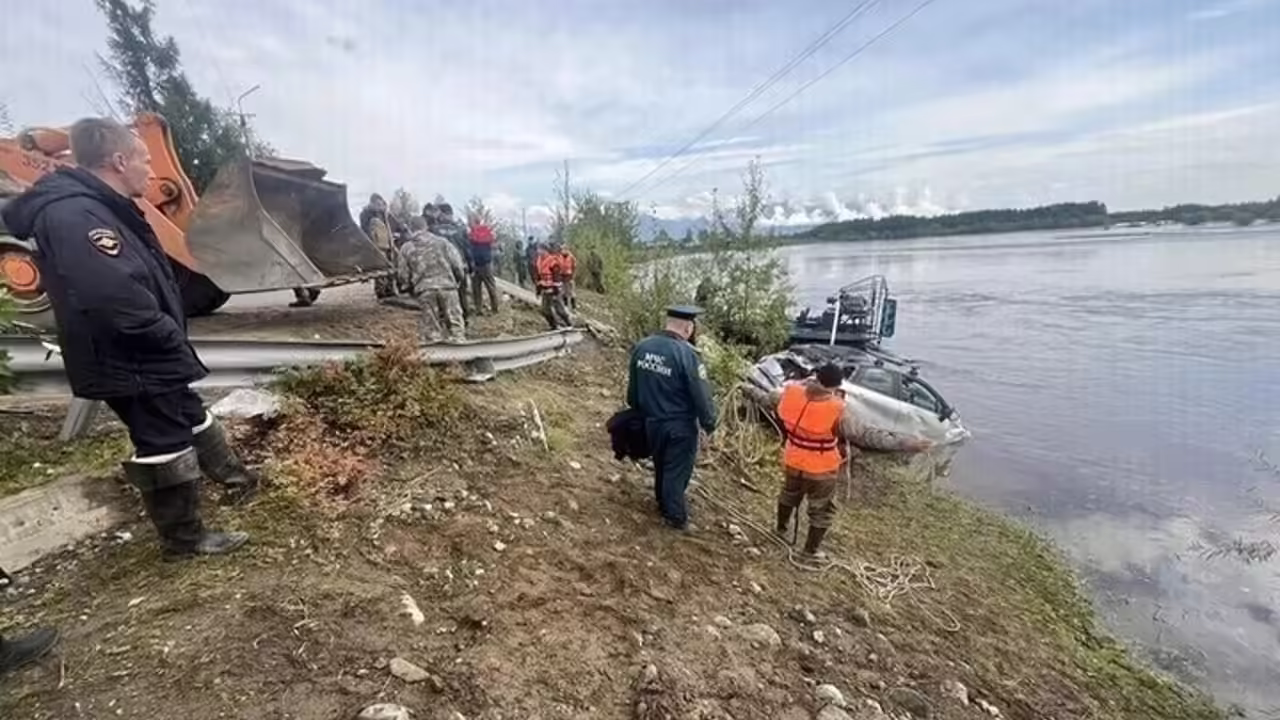 Машина с пятью людьми упала в реку в Забайкалье