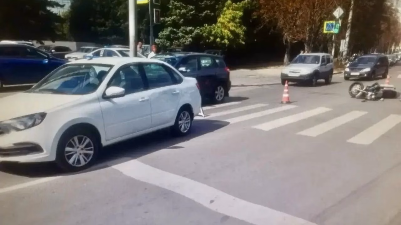 Мотоциклист врезался в "Ладу Гранта" на перекрестке в Орле