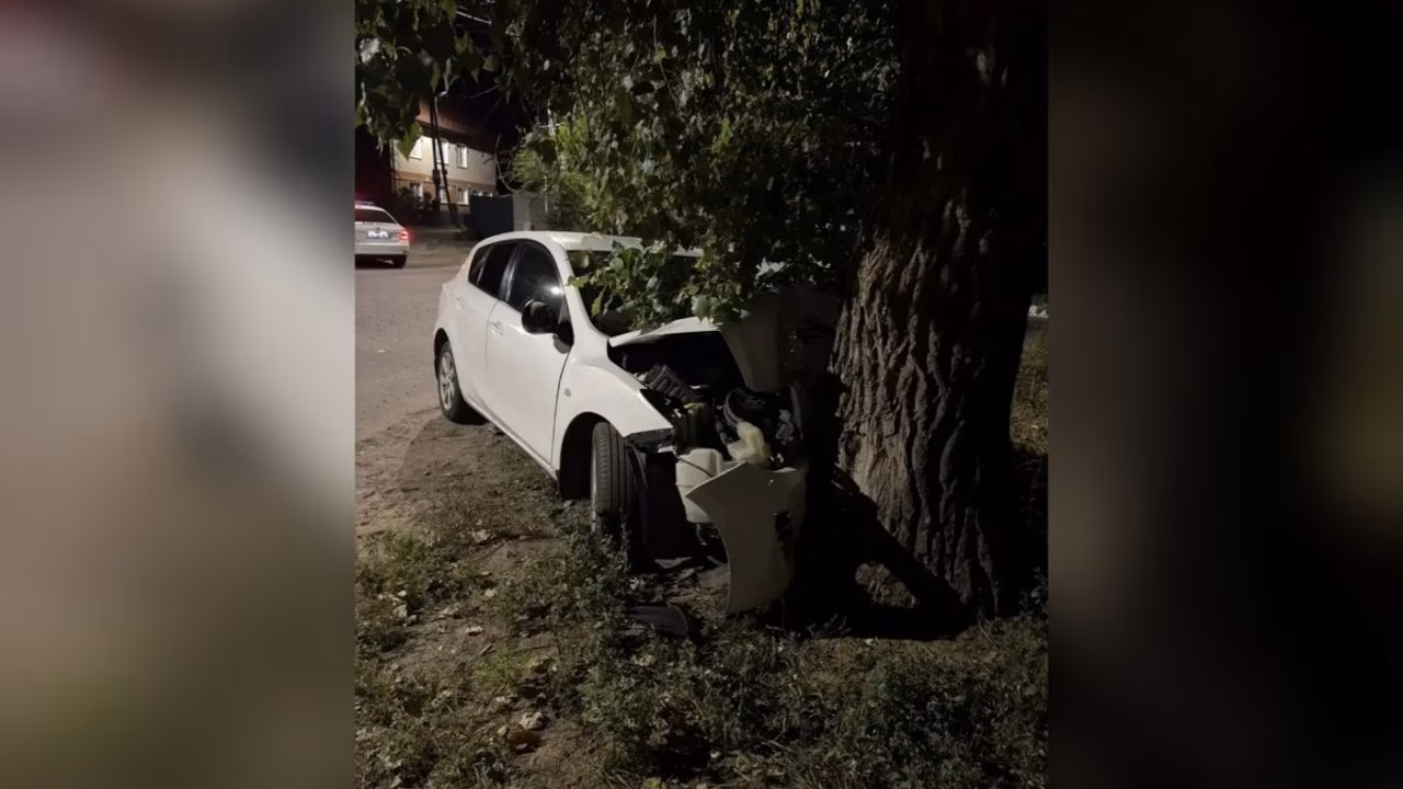В Воронеже иномарка врезалась в дерево: пострадали трое