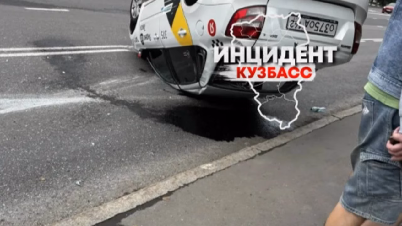 Такси перевернулось на проспекте Ленина в Кемерове