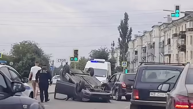 В Липецке утром перевернулась "Лада Приора" после ДТП