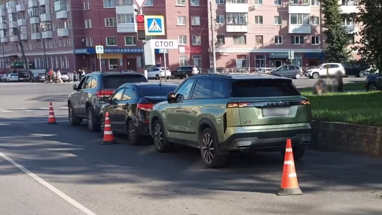 В Орле на Мопра столкнулись три авто, пострадала пассажирка