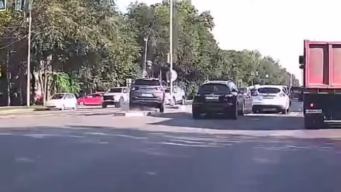 В Новосибирске на видео попало, как автомобиль с человеком снес столб со светофором