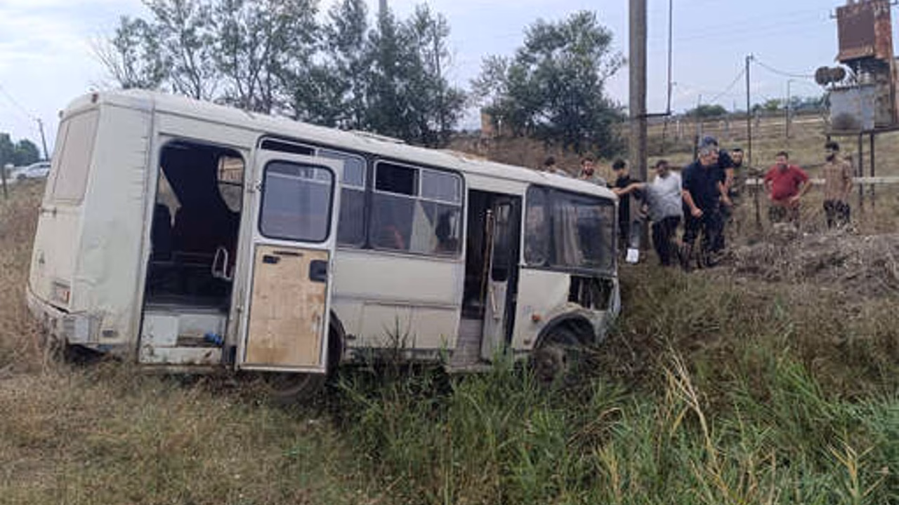 В Дагестане пассажирский автобус вылетел в кювет